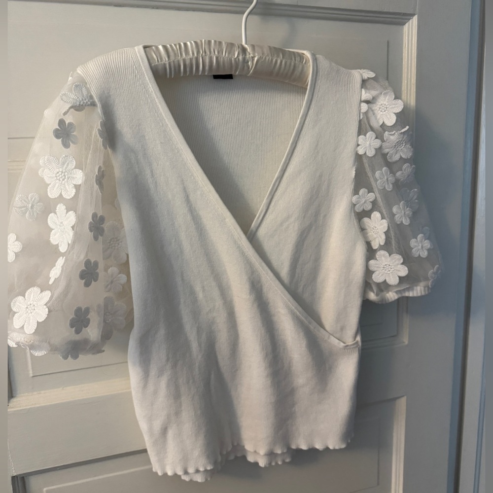 French Connection White Knit Cotton Top with Floral Appliqué Sleeves Worn Once L - Picture 2 of 8
